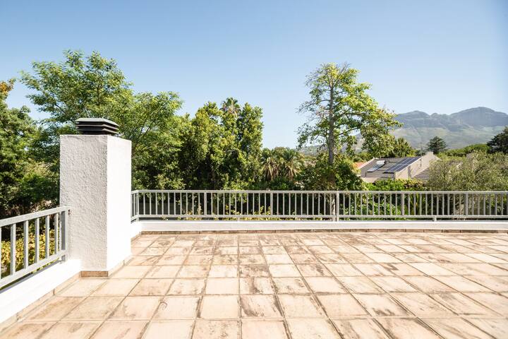 Eclectic Family Home near Wineries gallery image 3