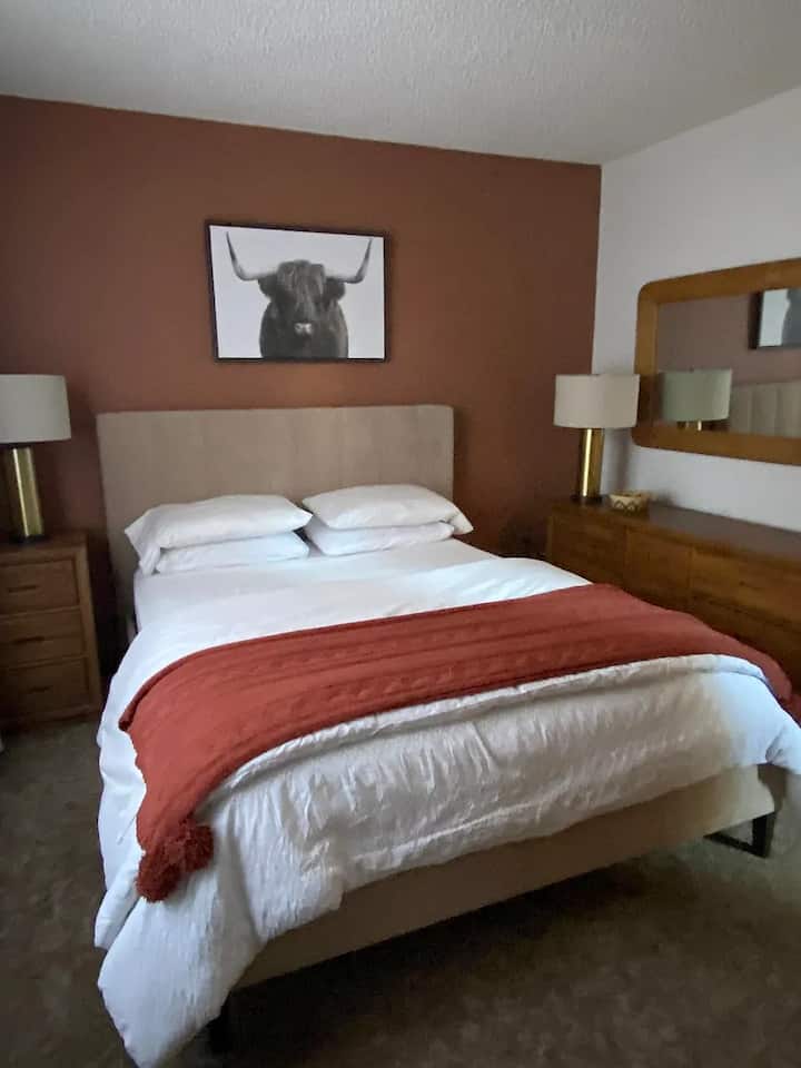 2ª camera con letto queen-size.