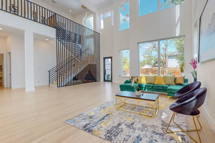 Large Contemporary 5 BR Home gallery image 2