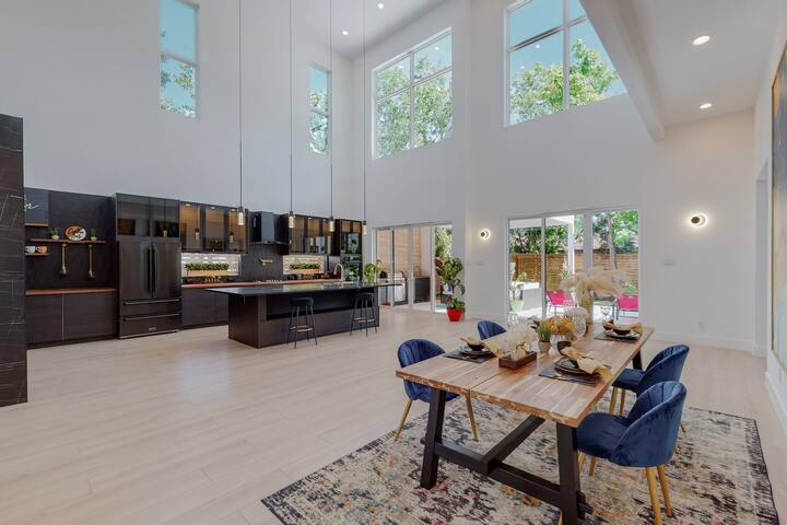 Large Contemporary 5 BR Home gallery image 5