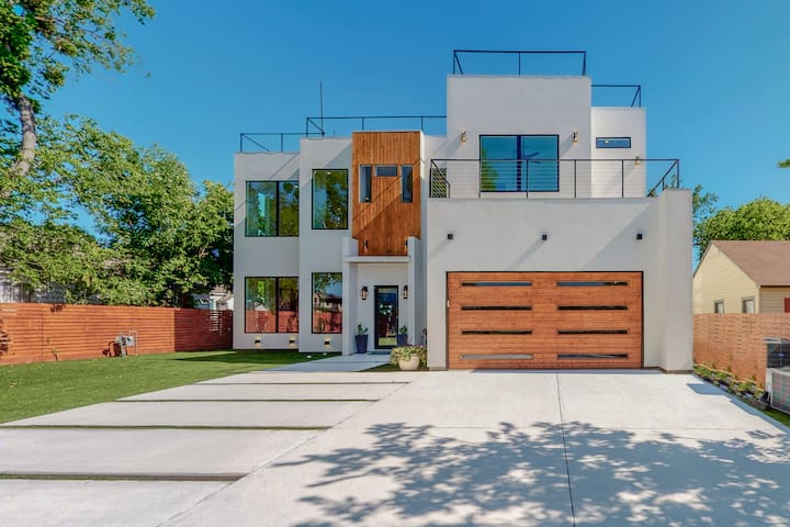 Large Contemporary 5 BR Home