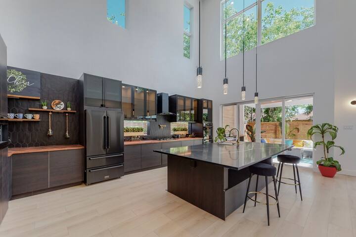 Large Contemporary 5 BR Home gallery image 4