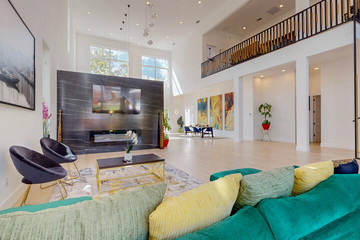Large Contemporary 5 BR Home gallery image 3