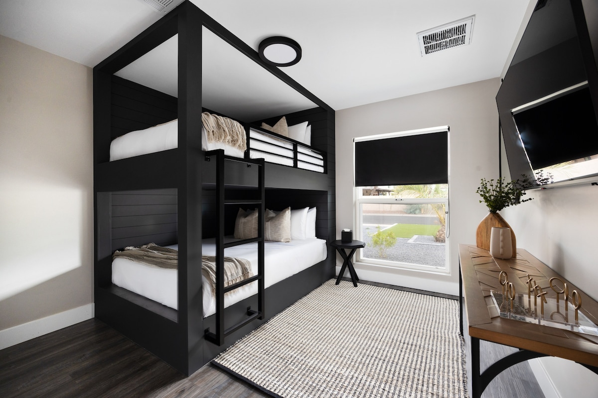 Нашата спална соба на спрат е совршена за максимизирање на просторот без жртвување на стилот.