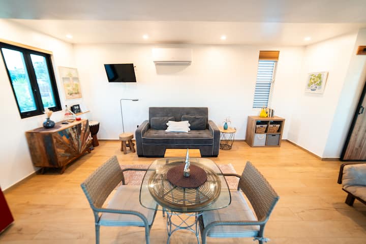 Sala de estar/ sofá cama (capacidad para 2 personas). Es un futón tamaño queen, súper cómodo y fácil de instalar. Además , también hay un solo futón, para una persona adicional, lo que hace posible que 5 personas duerman cómodamente. 