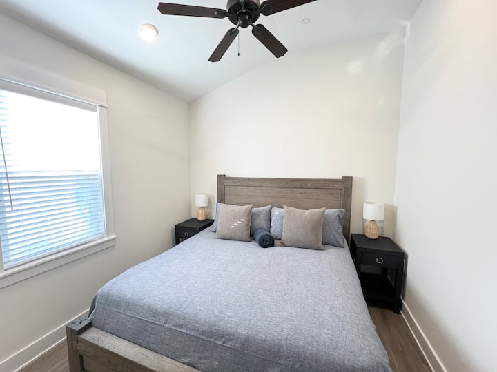 Cozy•Comfortable•Restful king size bed 