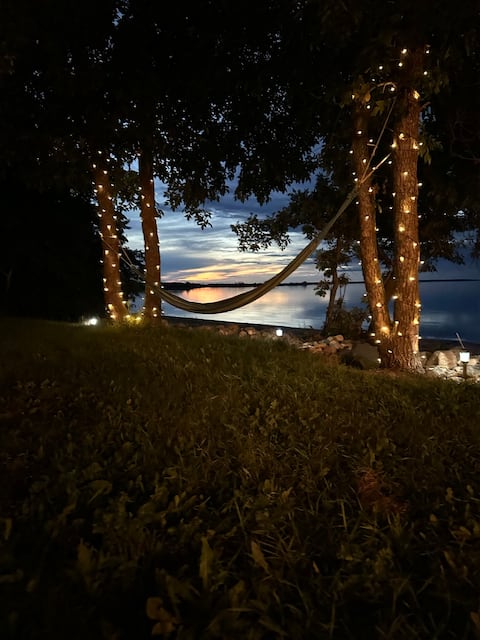 Parkland Paradise: Beachfront Cabin