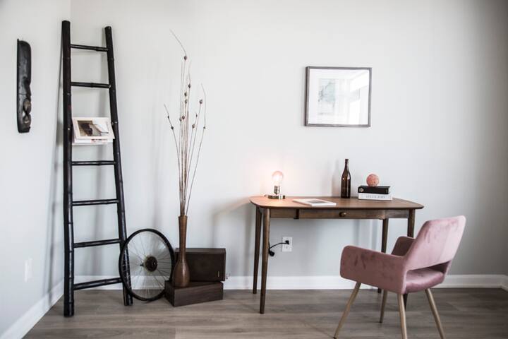 Stylish 4-Bedroom cozy House nearby Kanata Centrum gallery image 4