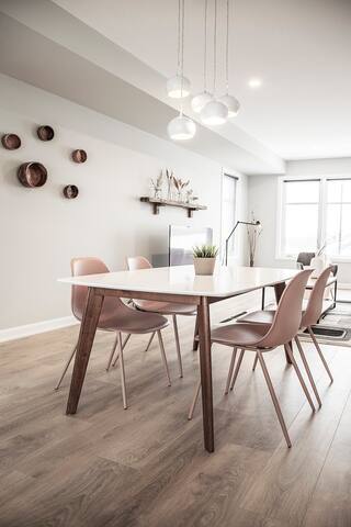 Stylish 4-Bedroom cozy House nearby Kanata Centrum gallery image 3