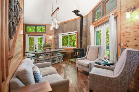 Successful Airbnb property: Fun Octagon Cabin on Double Lot! Hot Tub, Firepit! in Ellijay