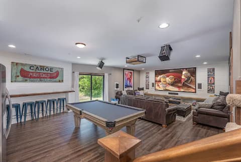 ULTIMAtE HiDEAWAY w/ Theater, Hot Tub, Pool Table