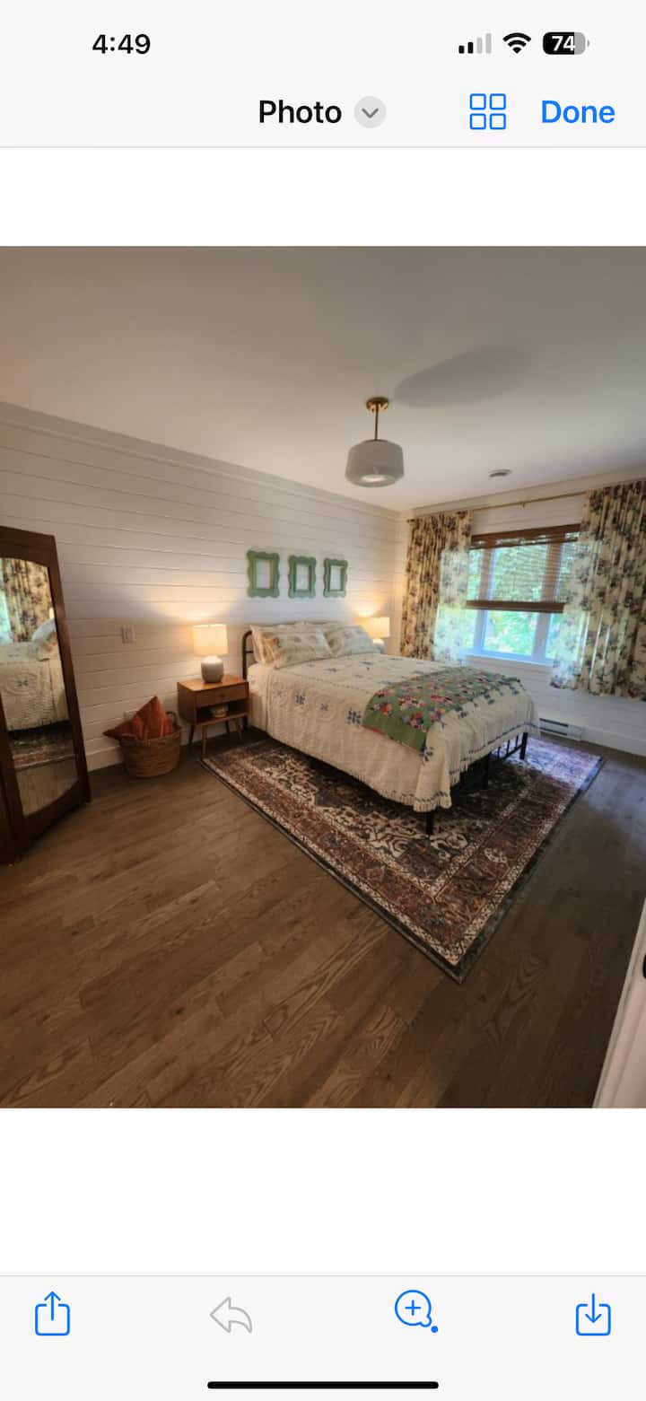 マスターには、エンスイート付きのクイーンサイズベッドが1台あります。  寝室はとても居心地が良く、クローゼットスペースがあります。