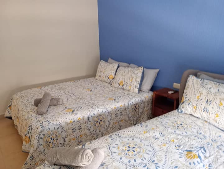 חדר שינה ראשי עם שתי מיטות קווין סייז, ארון הליכה, חדר רחצה ושירותים פרטי. יש בו שולחן עבודה עם כיסא מנהלים, מראה מלאה, מיני - ספליט, מאוורר תקרה.