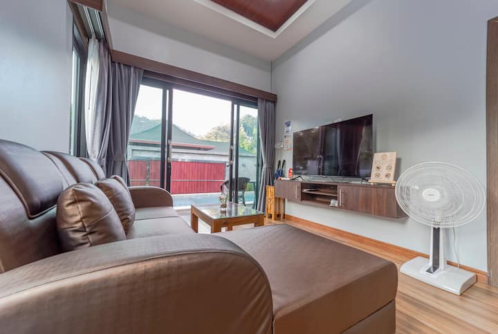 غرفة معيشة وسرير أريكة