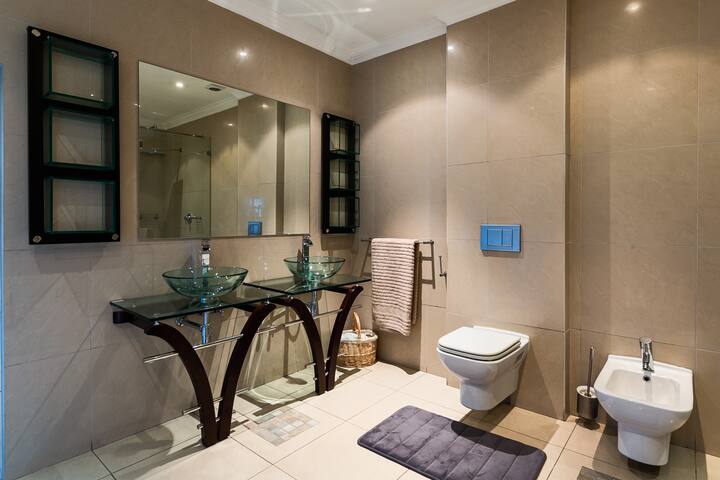 Spacious 3 bedroom city centre gallery image 3