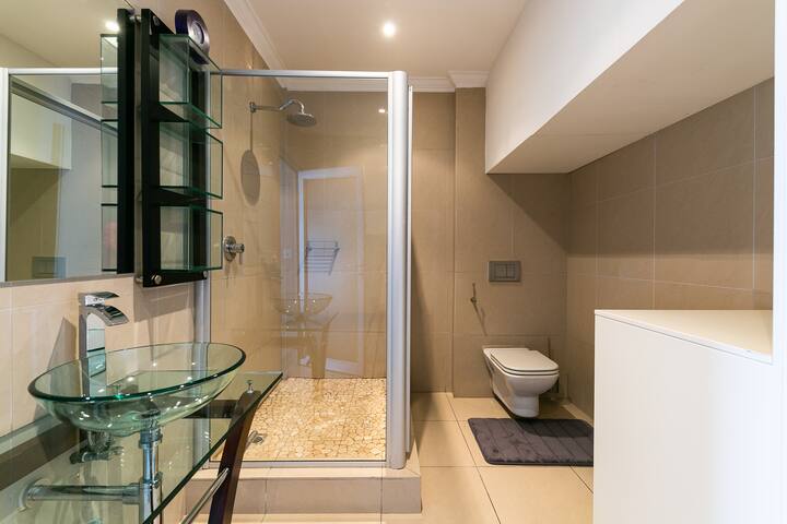 Spacious 3 bedroom city centre gallery image 4