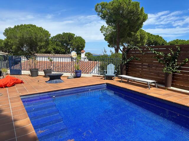 Beautiful Villa with swimmingpool. gallery image 3