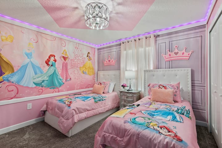 – Ružová spálňa s hradnou nástennou maľbou s princeznou ako témou   – Dve jednolôžka s posteľnou bielizňou s princeznami Disney a vysnívanou výzdobou   – Čarovná rozprávková izba pre deti, aby si užili svoj pobyt 