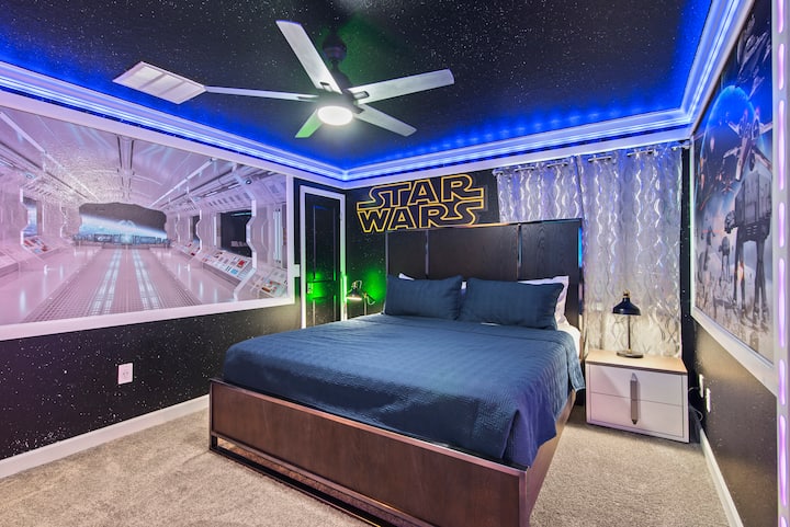– Vstúpte do spálne s tematikou galaxie Star Wars so žiarivými LED svetlami. – Posteľ veľkosti King na pozadí epických vesmírnych nástenných malieb pre dokonalý sci-fi pobyt. – Perfektné pohlcujúce útočisko pre filmových fanúšikov a rodinné výlety.  