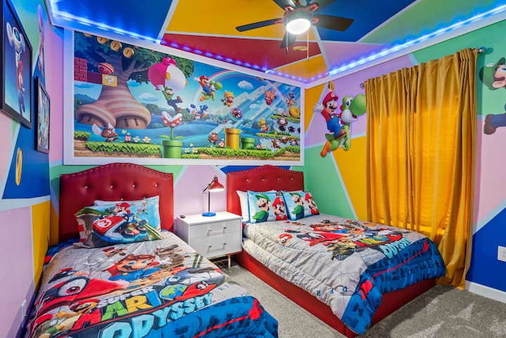 – Spálňa s tematikou Super Mario prekypujúca farebným dizajnom  – Dve samostatné postele s veselou posteľnou bielizňou s postavami a živým nástenným umením  – Hravé útočisko, ktoré oživuje dobrodružstvá z videohier  