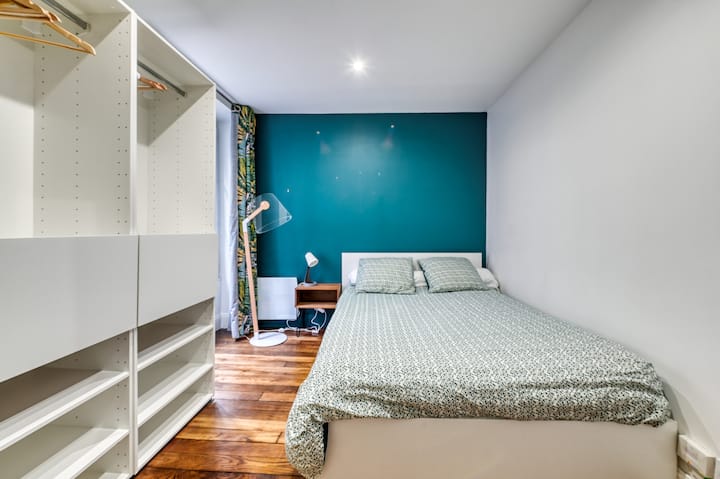 ️ Habitación amplia, equipada con cama de matrimonio (140 cm) y amplio espacio de almacenamiento, para una estancia cómoda y práctica. ✨