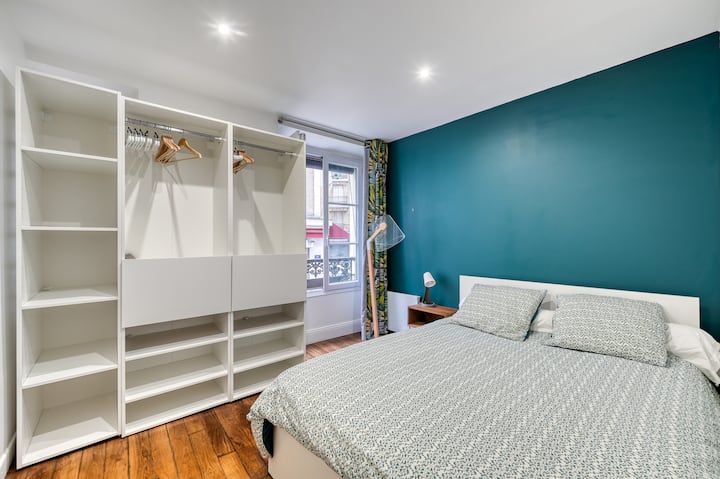 ️ Просторна спалня, оборудвана с двойно легло (140 см) и достатъчно място за съхранение, за удобен и удобен престой. ✨