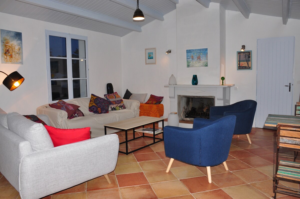 Top Airbnb: Spacious quiet house, 2 steps from the beach à L'île D'yeu