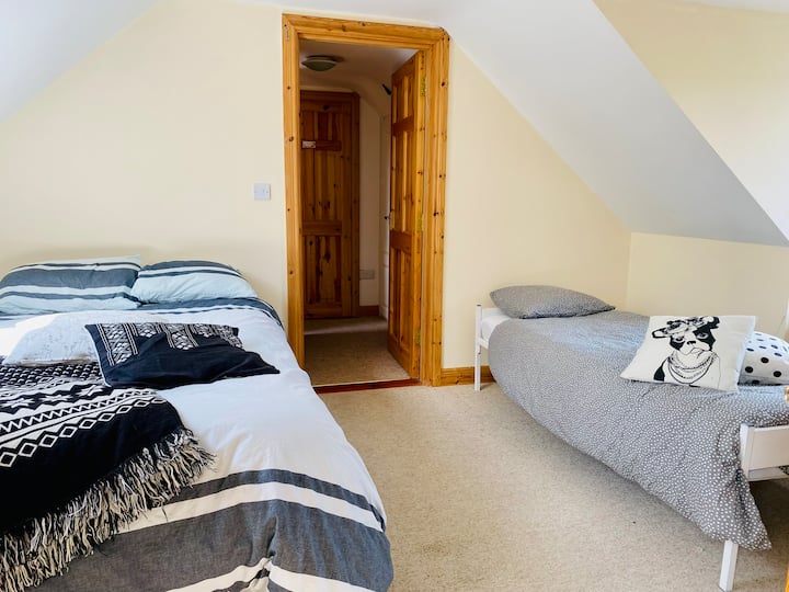 Მესამე ოთახი პირველ სართულზე, რომელიც დაკავშირებულია მეორე ოთახთან მოკლე დერეფანში გასახდელით (ცალკე)