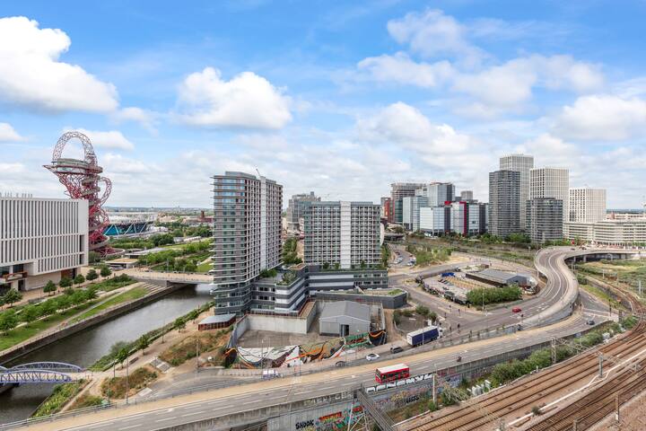 2 bed Penthouse in Stratford gallery image 2
