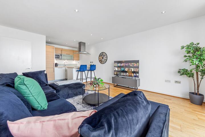 2 bed Penthouse in Stratford gallery image 5