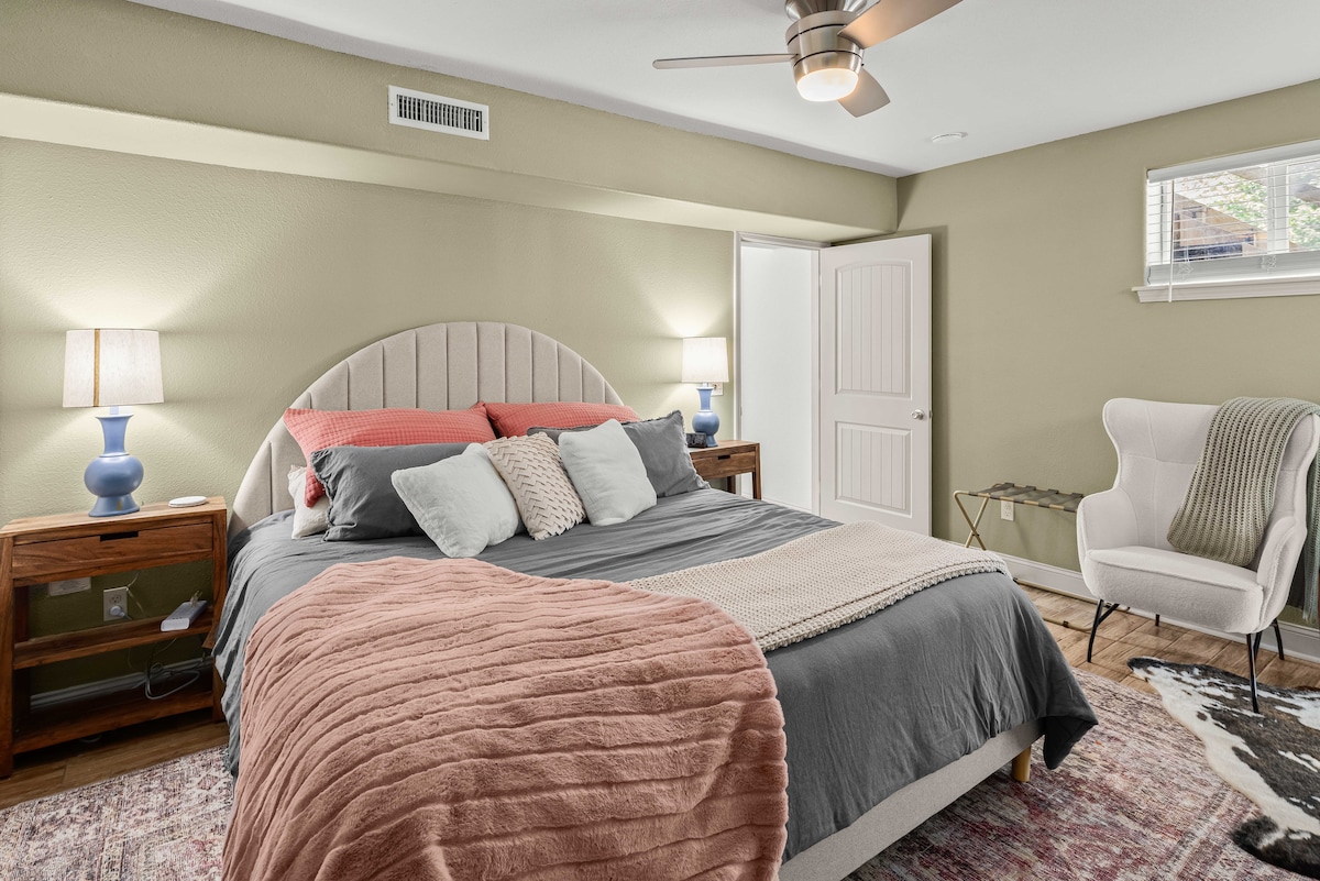 Cama Nectar tamaño king. Cálido y acogedor con tres tipos diferentes de almohadas para las necesidades de todos. Los cables de extensión ya están disponibles y listos para cargar todos tus dispositivos.