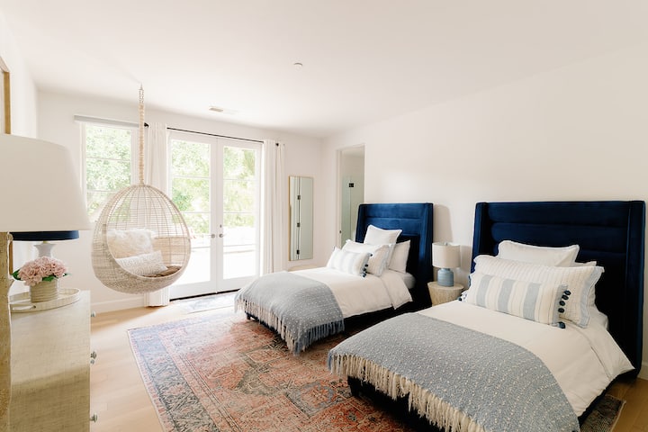 Dormitorio en la planta baja con dos camas individuales y baño privado