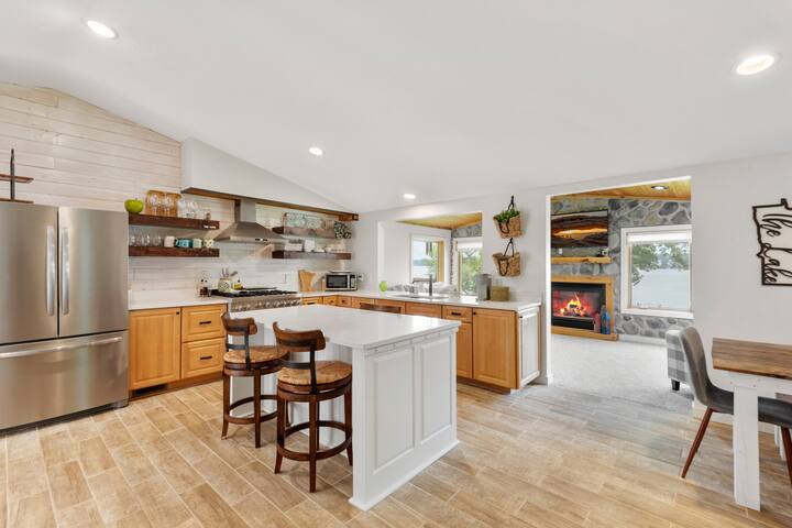 Lakeside Retreat- 7beds/4bd/2ba!