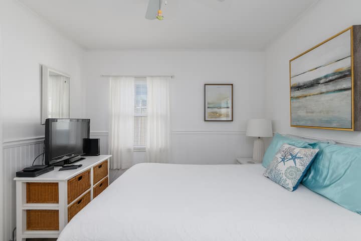 Primarne spavaće sobe s bračnim krevetom. WC i kabelska TV