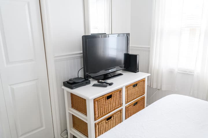 Primarna spavaća soba s bračnim krevetom (160x200), kabelskom televizijom i WC-om