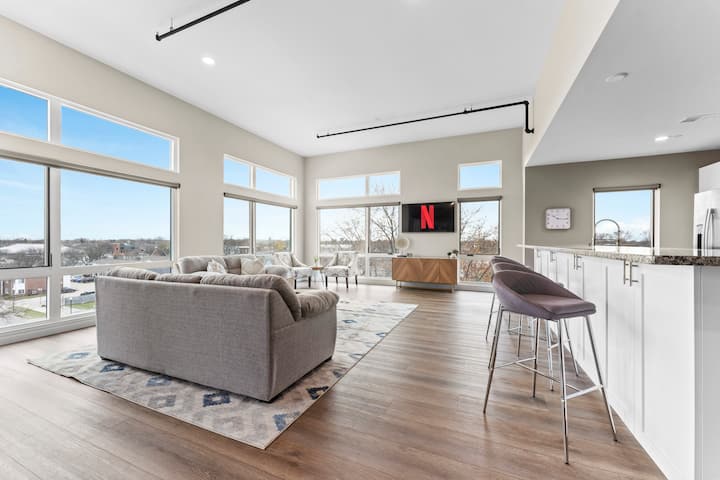4 Bed Penthouse Downtown, Pool, Gym, 2 Balconies