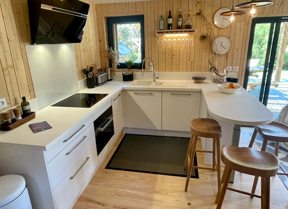 Successful Airbnb property: Wooden chalet PMR - Beach 50 m · Garden & plancha in Le Verdon Sur Mer