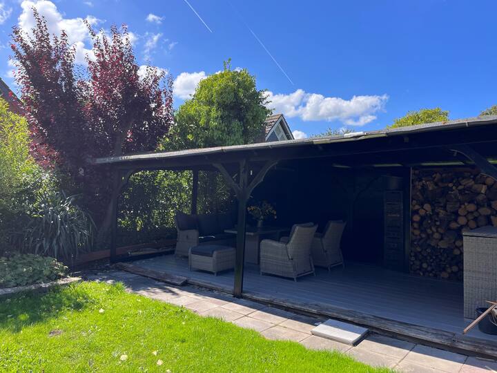 Cozy holiday home with large enclosed garden