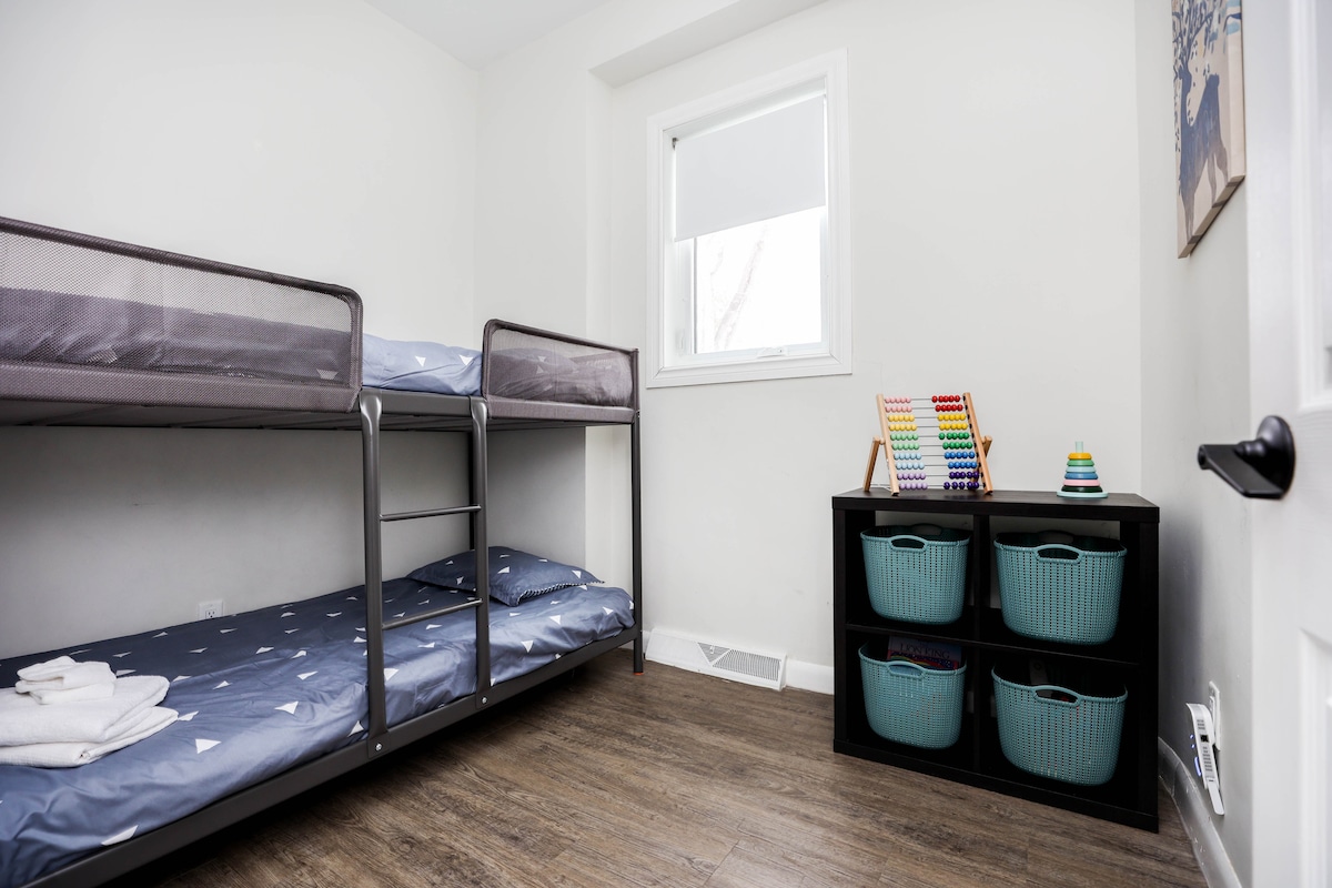 第二间卧室配有双层床，配备储藏柜和儿童玩具