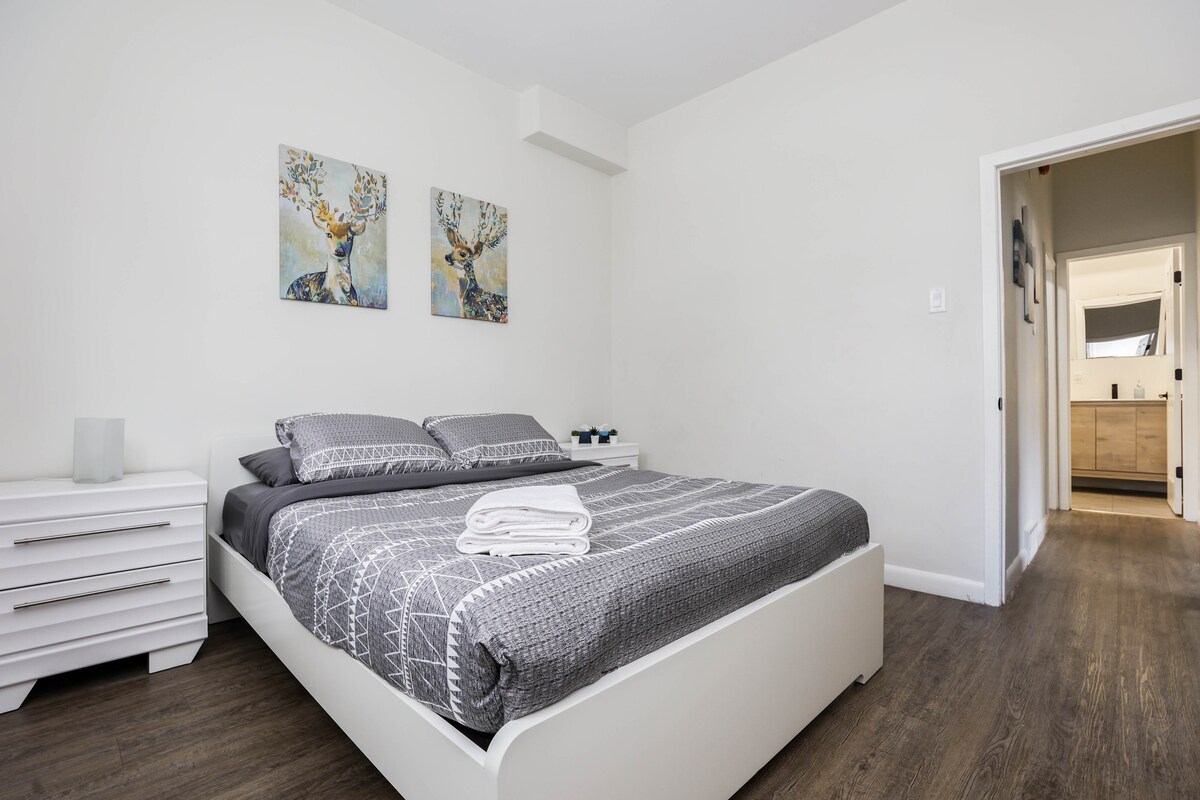 主卧配有遮光窗帘、储藏室和衣柜