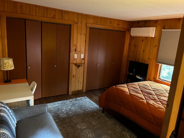 Slaapkamer met werkplek