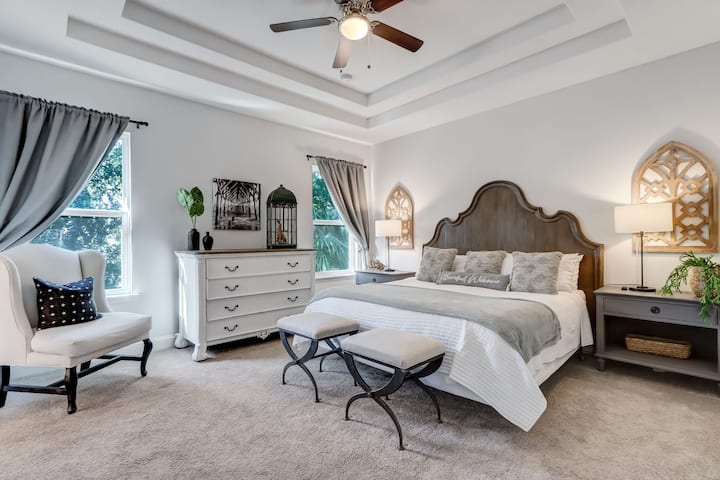 Луксузна главна спална соба со удобен брачен кревет, паметен телевизор и голема целосна бања со самостојна када за опуштање по денот на плажа!