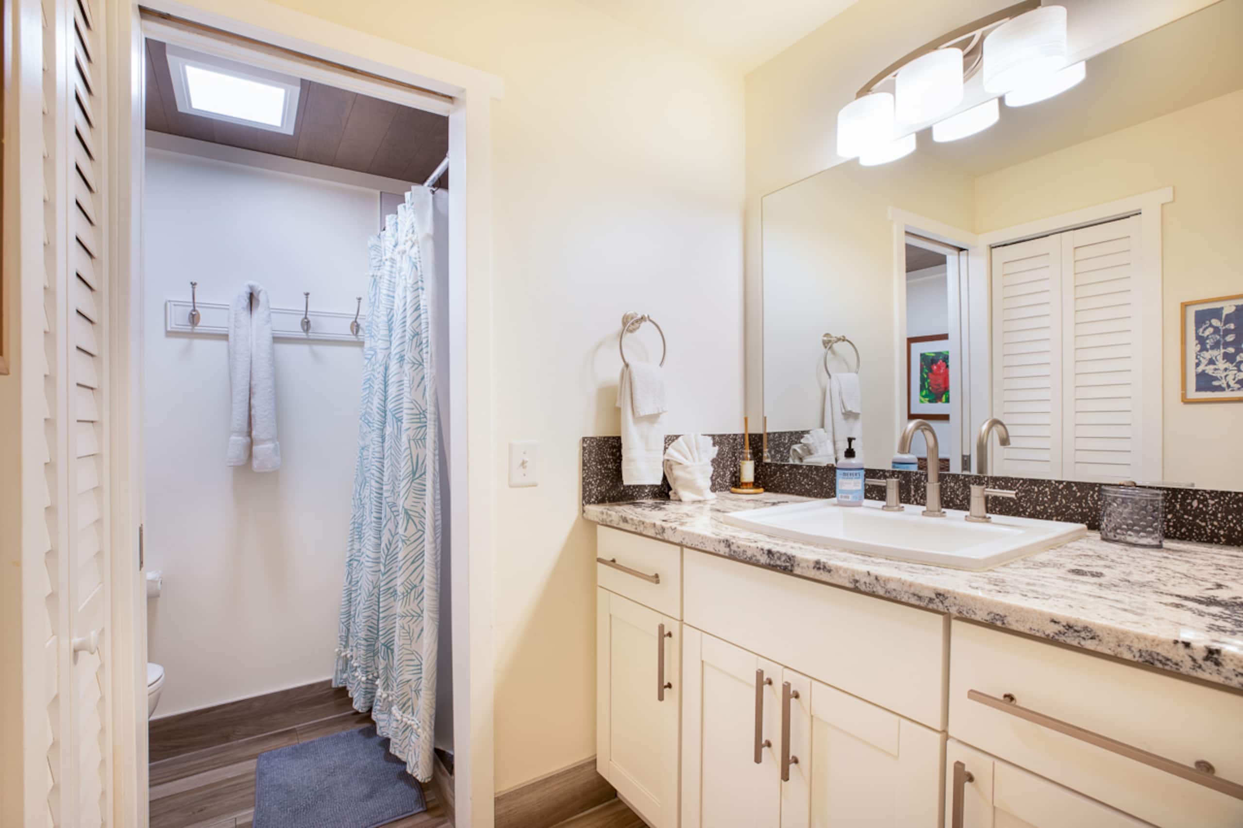 Charming Downtown Studio | Steps from the Ocean - Image 14