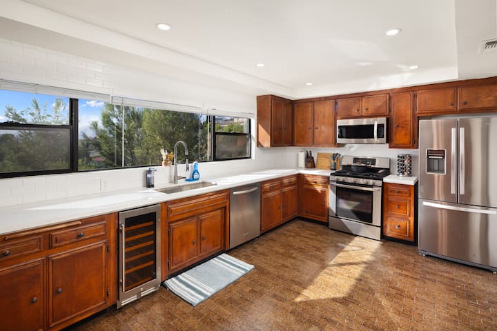 Luxury Home with City View | Close to LA gallery image 4