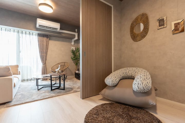 غرفة معيشة مريحة مع أريكة كبيرة.
غرفة واسعة.
