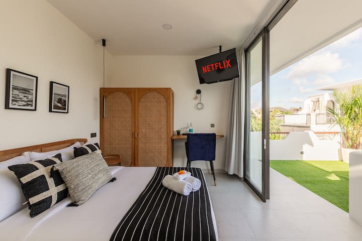 استمتع بالليالي المريحة في غرفة النوم الساحرة والمريحة