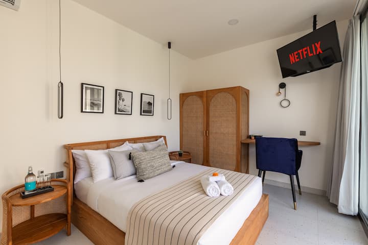 استمتع بالليالي المريحة في غرفة النوم المريحة والمزينة بشكل جميل