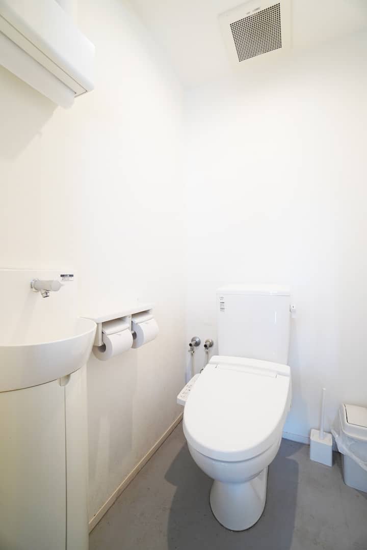 トイレは専用で、お部屋の中にありますのでご注意ください。 