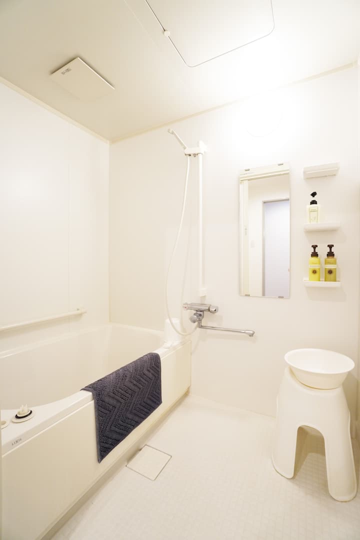 このバスルームはほかのゲストと共有で、部屋の外にあることにご注意ください。 