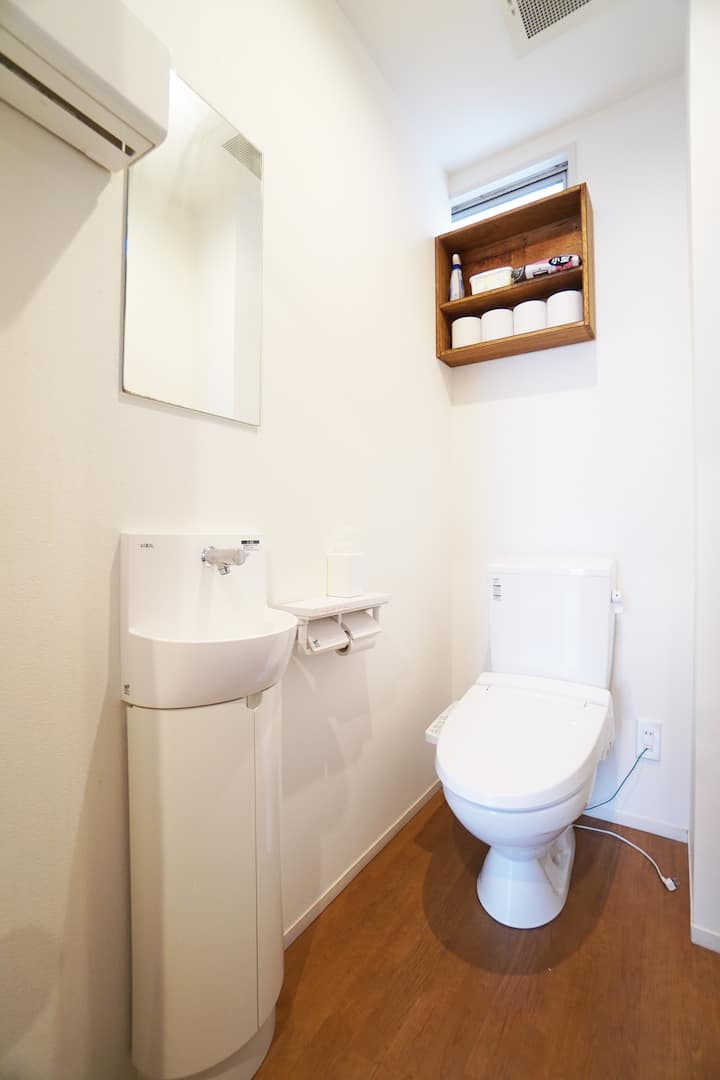 シャワールームとトイレはほかの人と共用（ただし、プライバシーのために施錠できます）で、部屋の外にありますのでご注意ください。 